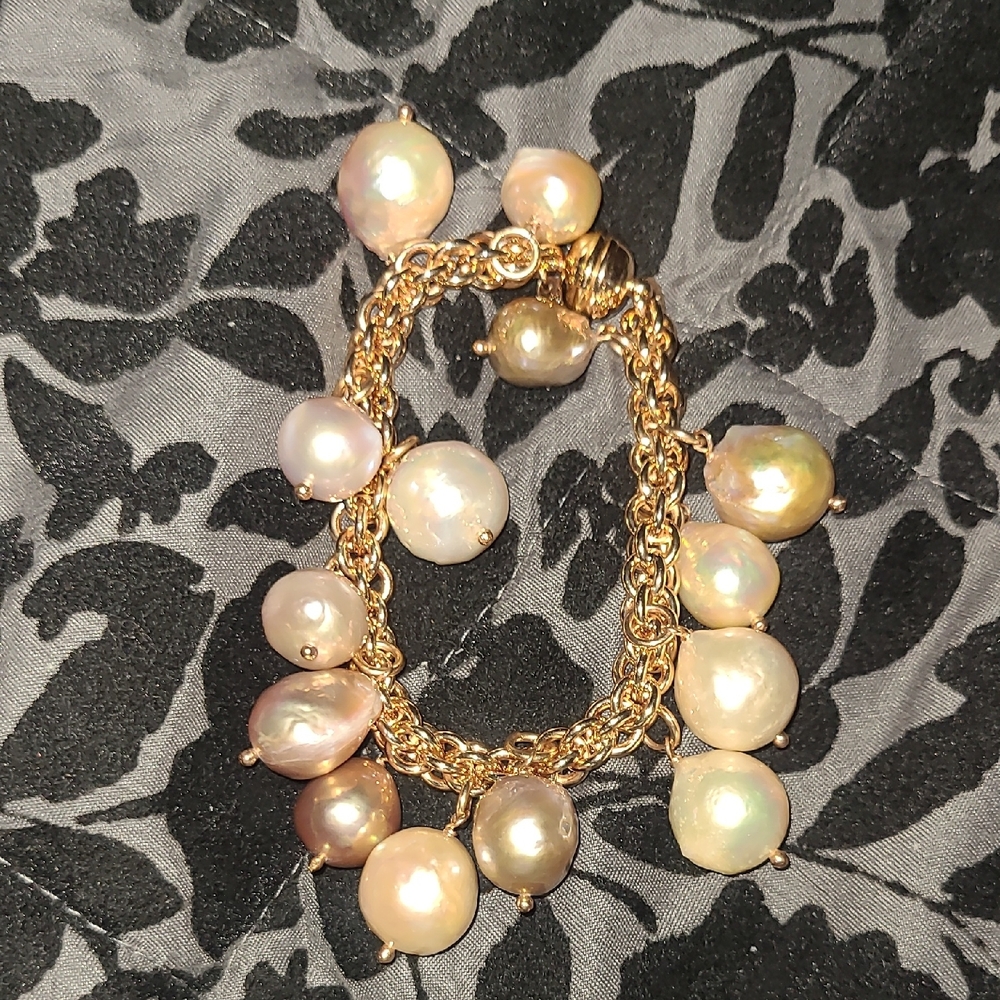 Elegant Gold and Pearl Bracelet
